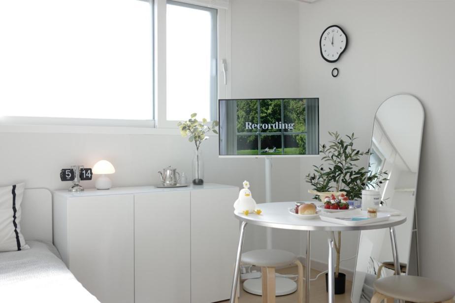 Apartment H House Yeonnam *
